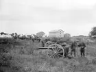 Kvicka moment när Andra Göta artilleriregemente drillas på Malmens övningsfält väster om Linköping. Ögonblick från mobilisering sommaren 1900.