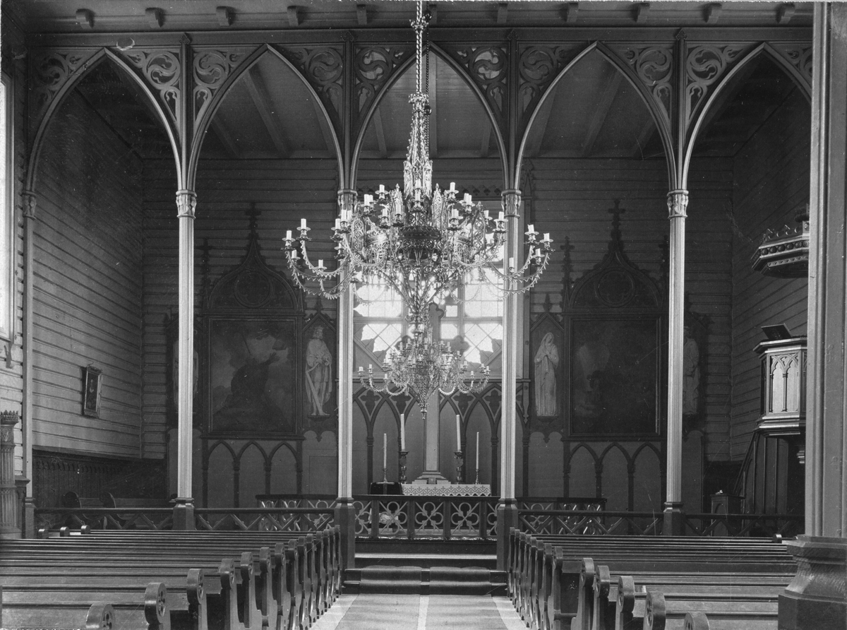Bamble kirke eksteriør samt interiør.