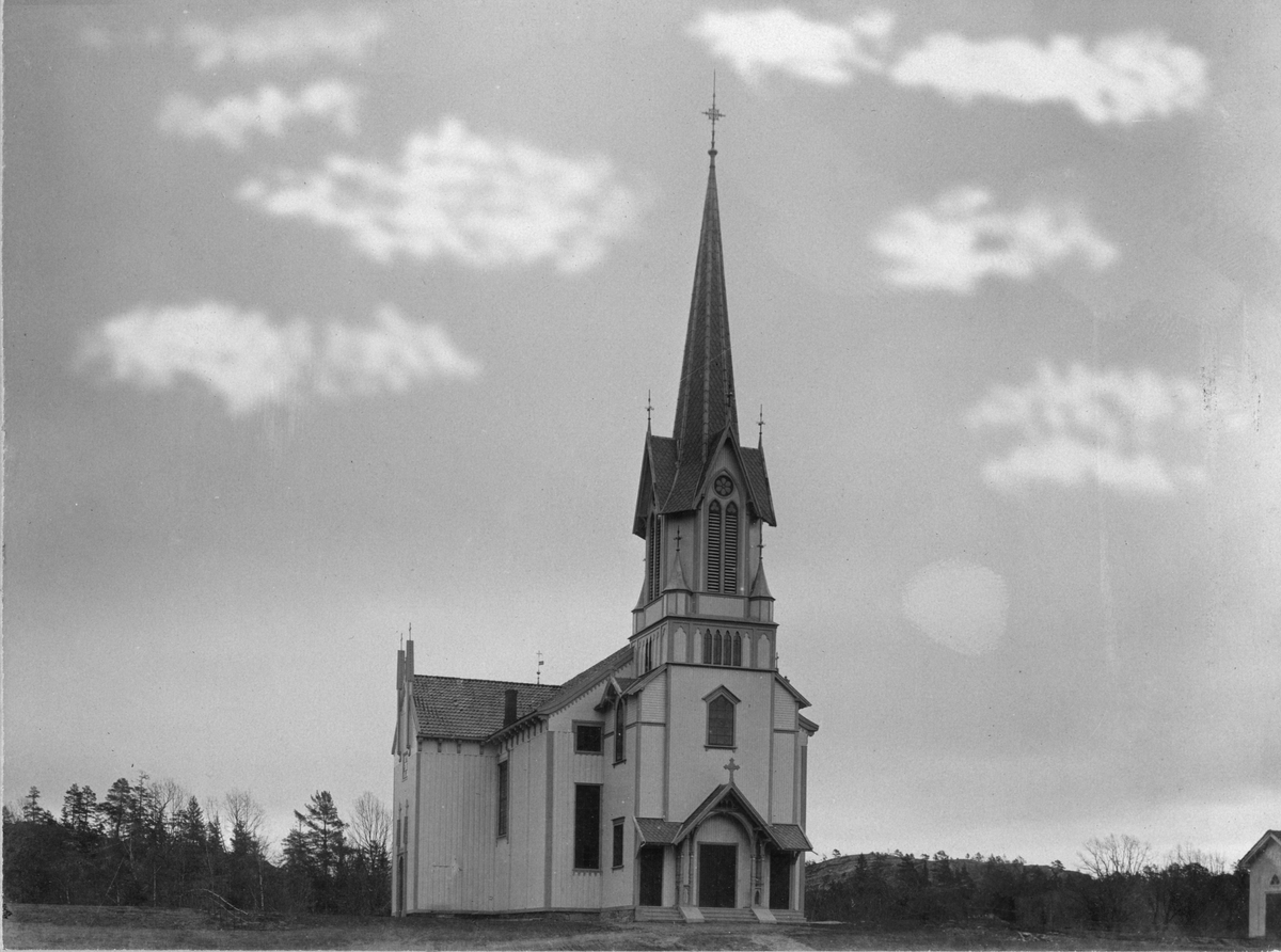 Bamble kirke eksteriør samt interiør.