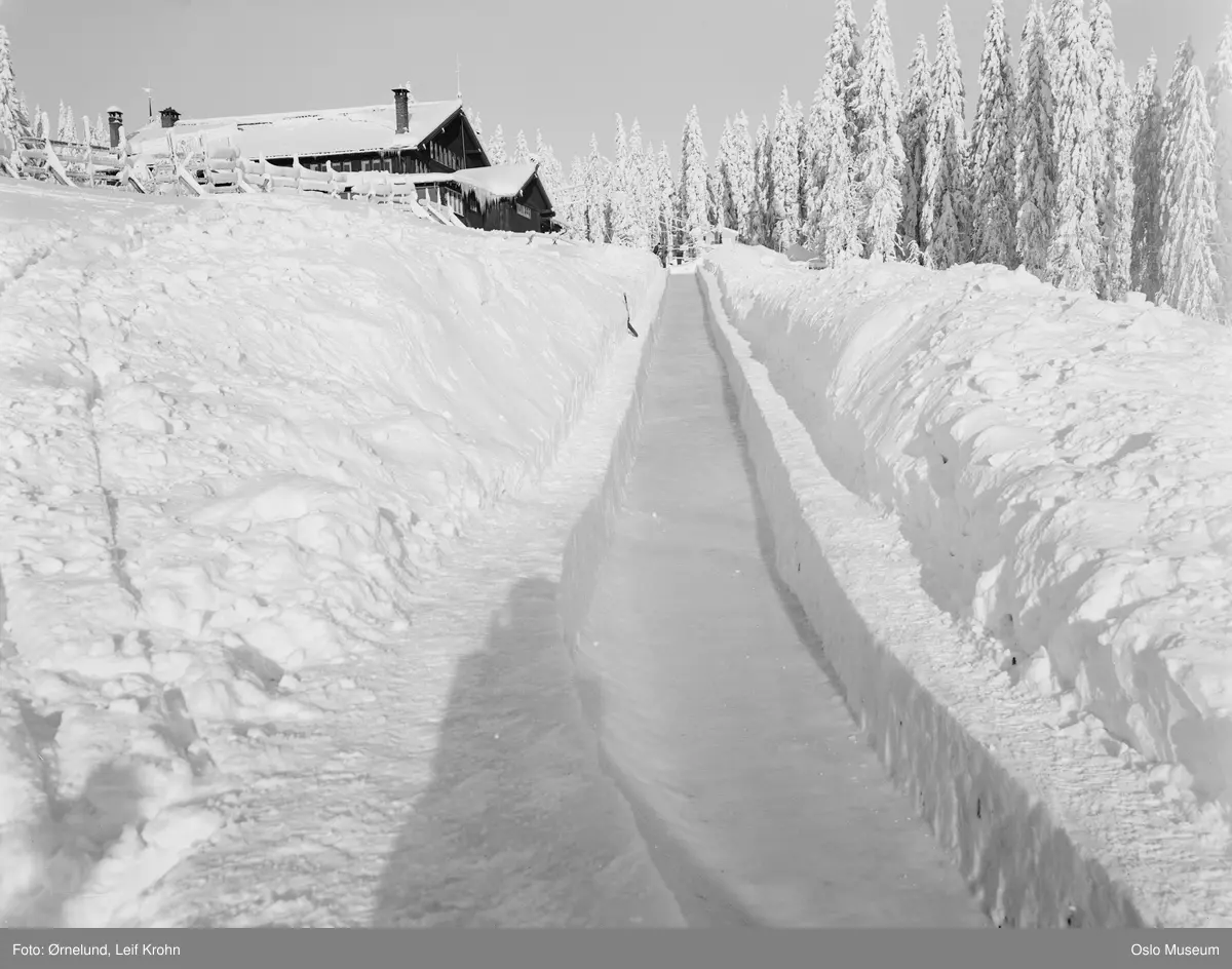 bobsleighbane, fra første kurve mot start nedenfra