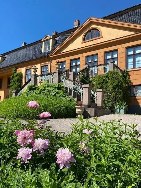 hagetrappen på Bogstad omgitt av rosa blomster. 