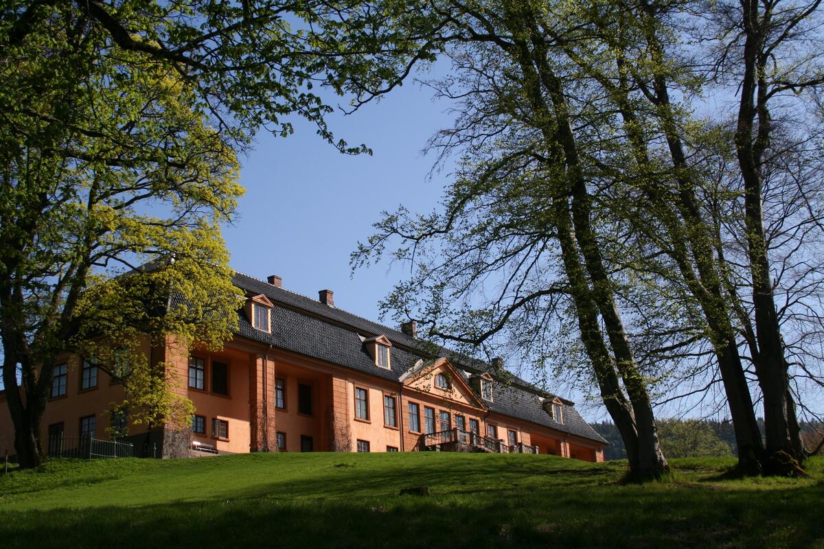 Herregården Bogstad Gård i vårlys. 