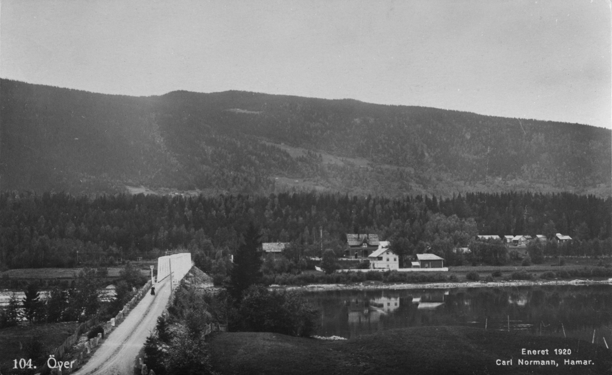 Postkort Oppland, Øyer, Øyer bru tatt fra Tingberg mot vestsiden. Øyer stasjon i bakgrunnen