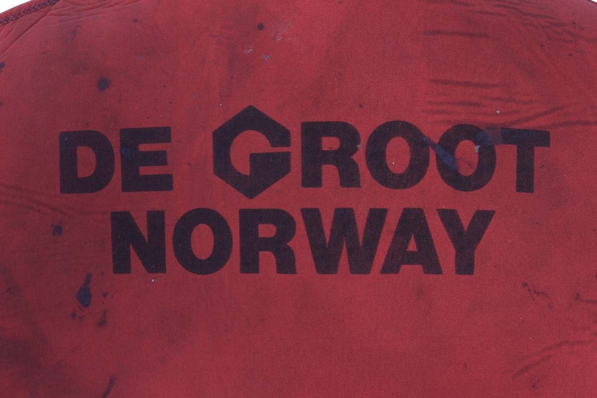 Redningsdrakt med De Groot Norway sin logo på ryggen. Drakten var en del av utstyret fra riggen Alexander L. Kielland.