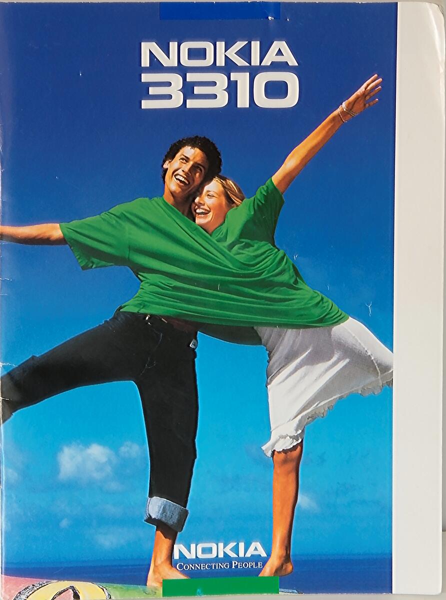 Nokia mobiltelefon modell 3310. Skal av mörkblått plast med silverfärgade knappar och rektangulär display. I originalkartong med laddare, billaddare, instruktionsbok och inköpskvitto.