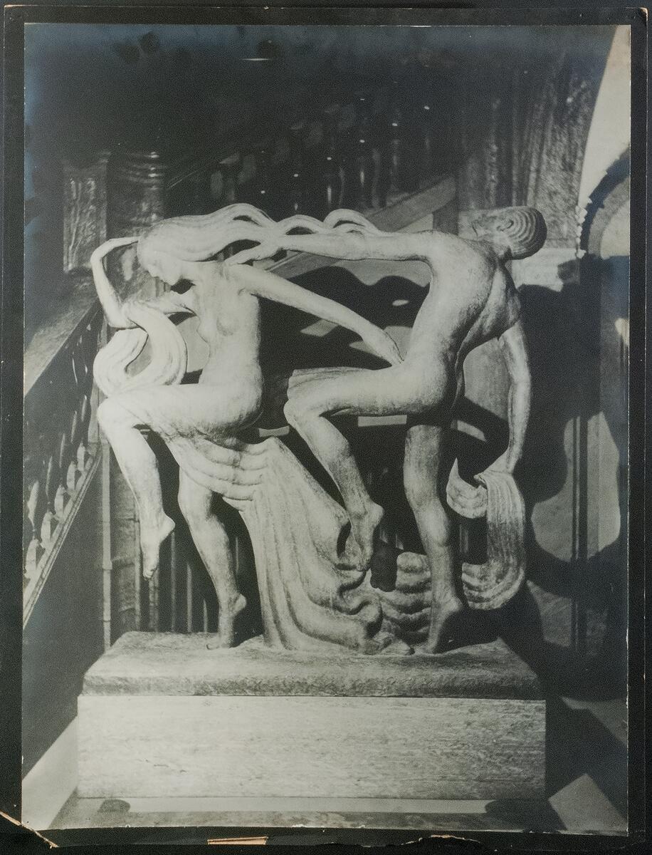 Fotografi, svartvitt. Föreställande skulptur "Dansen" i trapphuset på Hallwylska Palatset, av Ellen Roosval von Hallwyl. Uppfodrat på skiva av hårdpapp. Baksida med stämpel "BENNO Drottninggatan 15". Kanter och hörn med revor, fuktfläckar.
Nyreg 20130322 JE