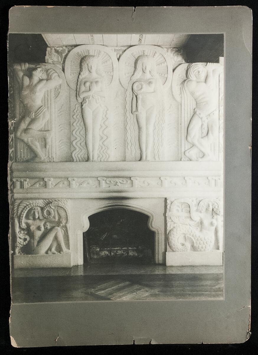 Fotografi, svartvitt. Föreställande spisen i spiselrummet på Muramaris, av Ellen Roosval von Hallwyl. Uppfodrat på skiva av hårdpapp. Baksida med stämpel "BENNO Drottninggatan 15". Kanter med revor och veck.
Nyreg 20130322 JE