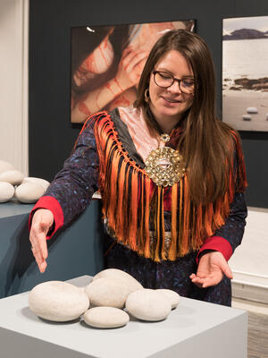 Marte Lill Somby viser frem stein