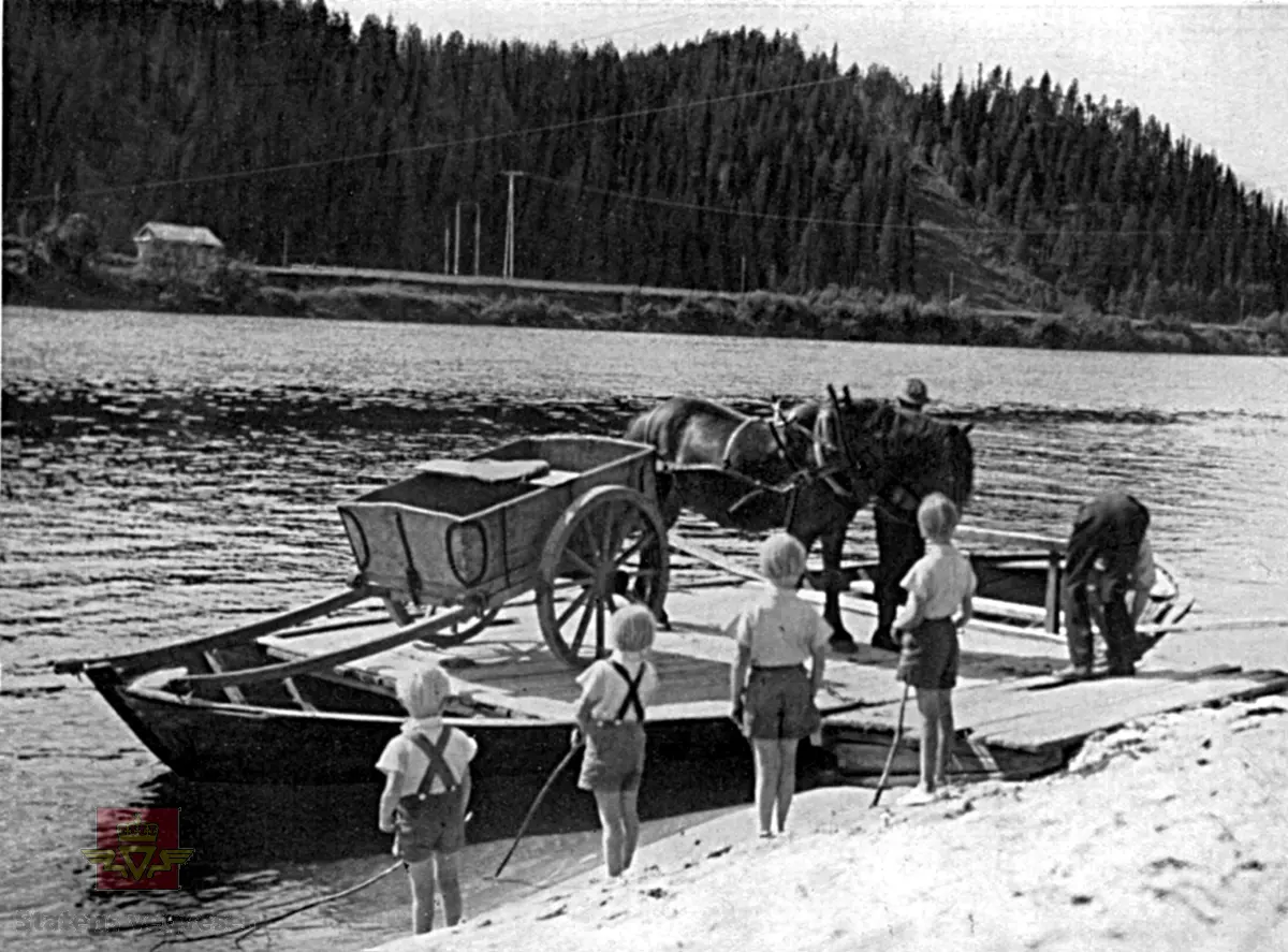 Rastaferga i Stor-Elvdal, 1936.  
Bildet er tatt østfra, og i bakgrunnen, ved nåværende (2011) Riksveg 3 ser vi sundstua, og til høyre hoppbakken Brattegga. 
Bildet er hentet fra boka "Børnene paa Sæteren" av den danske forfatterinnen Estrid Ott, som skrev en rekke bøker for barn, deriblant denne, "Børnene paa Grønland" og "Børnene i Amerika."
Sommeren 1936 tilbrakte Estrid Ott med ektemann og fire barn i setergrenda Gåla, i Stor-Elvdal, og boka er en skildring av daglige gjøremål for barn og voksne på setra, og flere turer ned i dalen. Under ett av disse besøkene er nok dette bildet tatt. Fotograf var Estrid Otts mann, John Knox-Seith. (Opplysninger fra Ola Klefsås i 2011)

Bilde 2) Sundkoia. Ferga ved Taraldstu. 

Bilde3) Fergemannen & sønn.

Tidligere stod denne treferja ute i frilufsmuseet på Norsk veg museum. 
Se Relasjon lenger ned på siden.