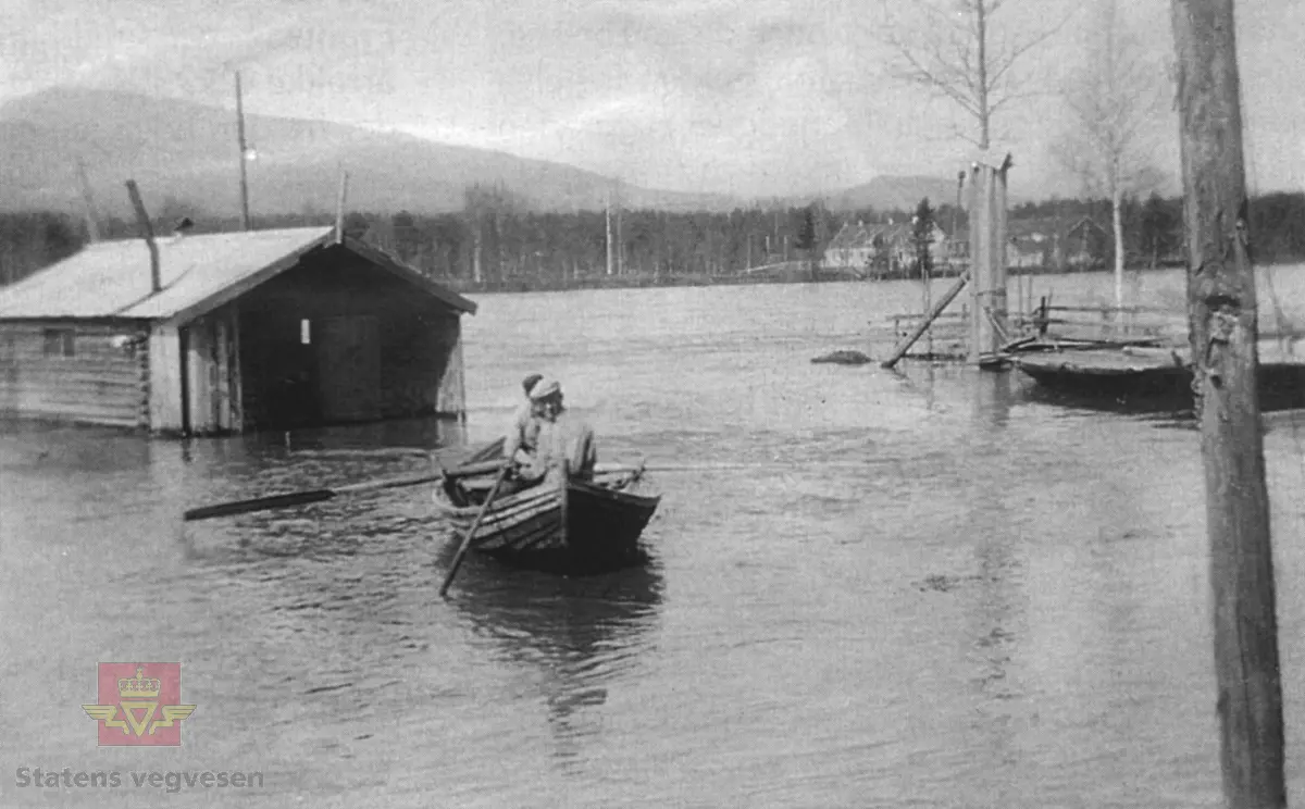 Rastaferga i Stor-Elvdal, 1936.  
Bildet er tatt østfra, og i bakgrunnen, ved nåværende (2011) Riksveg 3 ser vi sundstua, og til høyre hoppbakken Brattegga. 
Bildet er hentet fra boka "Børnene paa Sæteren" av den danske forfatterinnen Estrid Ott, som skrev en rekke bøker for barn, deriblant denne, "Børnene paa Grønland" og "Børnene i Amerika."
Sommeren 1936 tilbrakte Estrid Ott med ektemann og fire barn i setergrenda Gåla, i Stor-Elvdal, og boka er en skildring av daglige gjøremål for barn og voksne på setra, og flere turer ned i dalen. Under ett av disse besøkene er nok dette bildet tatt. Fotograf var Estrid Otts mann, John Knox-Seith. (Opplysninger fra Ola Klefsås i 2011)

Bilde 2) Sundkoia. Ferga ved Taraldstu. 

Bilde3) Fergemannen & sønn.

Tidligere stod denne treferja ute i frilufsmuseet på Norsk veg museum. 
Se Relasjon lenger ned på siden.