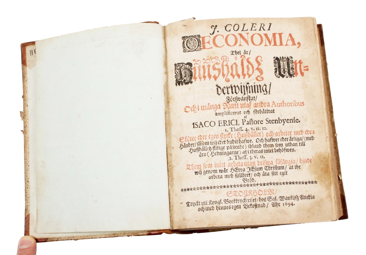 Trådbunden bok. Klädd med brunt skinn på rygg och hörn. Ryggen med präglad guldtext: "COLERI OECONOMIA" Fram och baksida i sandfärgad papp. Bladen ljusbruna och fläckiga med svart text. Första sidan med texten: "J. Coleri oeconomia, thet är, huushåldz underwijsning, förswänskat och i många rum utaf andra authoribus amplificerat och förbättrat af Isaco Erici, pastore Stenbyense......" Publicerad i "Stockholm. Tryckt uti Kongl. booktryckerijet, hos sal. Wankijfz änckia och med hennes egen bekostnad, åhr 1694".