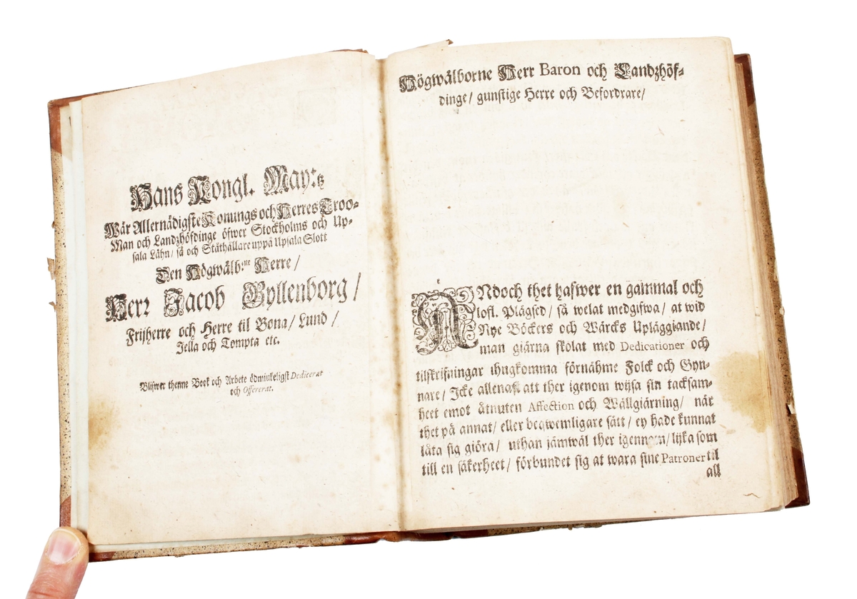 Trådbunden bok. Klädd med brunt skinn på rygg och hörn. Ryggen med präglad guldtext: "COLERI OECONOMIA" Fram och baksida i sandfärgad papp. Bladen ljusbruna och fläckiga med svart text. Första sidan med texten: "J. Coleri oeconomia, thet är, huushåldz underwijsning, förswänskat och i många rum utaf andra authoribus amplificerat och förbättrat af Isaco Erici, pastore Stenbyense......" Publicerad i "Stockholm. Tryckt uti Kongl. booktryckerijet, hos sal. Wankijfz änckia och med hennes egen bekostnad, åhr 1694".