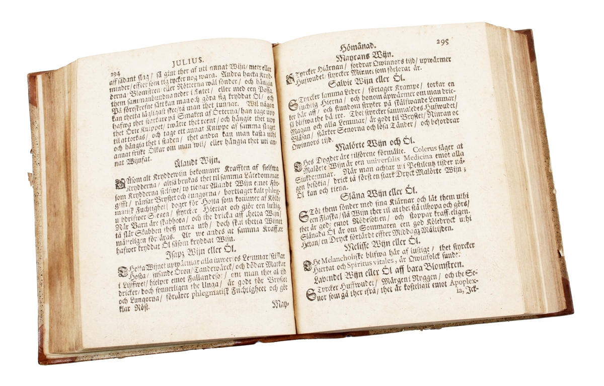 Trådbunden bok. Klädd med brunt skinn på rygg och hörn. Ryggen med präglad guldtext: "COLERI OECONOMIA" Fram och baksida i sandfärgad papp. Bladen ljusbruna och fläckiga med svart text. Första sidan med texten: "J. Coleri oeconomia, thet är, huushåldz underwijsning, förswänskat och i många rum utaf andra authoribus amplificerat och förbättrat af Isaco Erici, pastore Stenbyense......" Publicerad i "Stockholm. Tryckt uti Kongl. booktryckerijet, hos sal. Wankijfz änckia och med hennes egen bekostnad, åhr 1694".