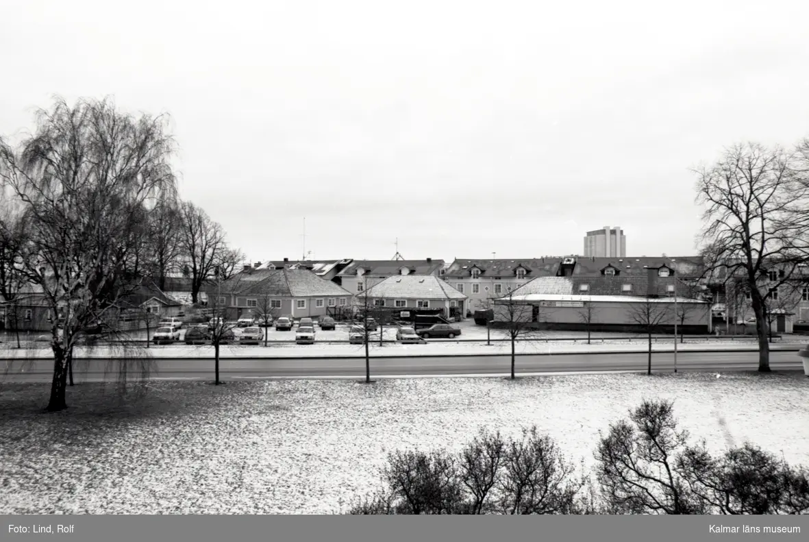 Skeppsbrogatan sedd från Kavaljersparken. Hamncaféet till vänster, Skeppsbrokiosken till höger.