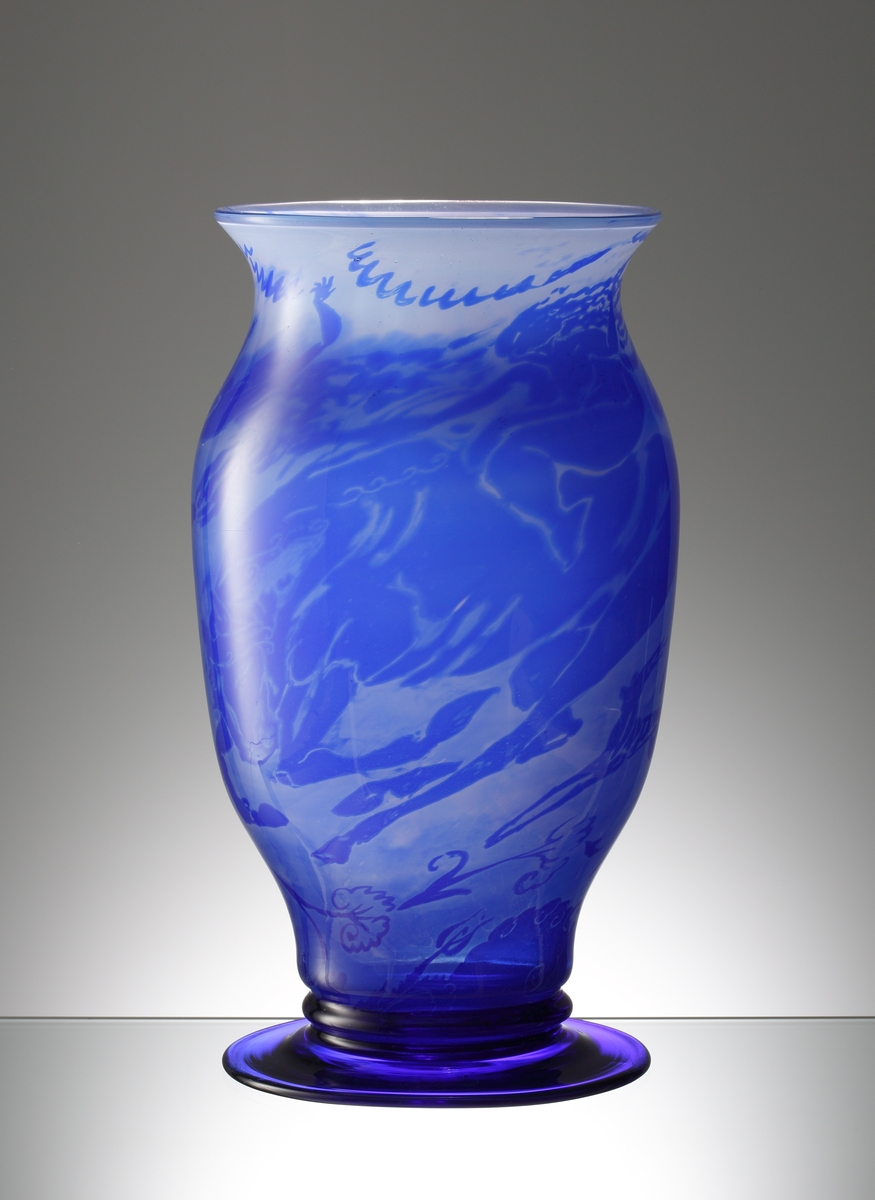 Graal nummer 441, formgiven av Simon Gate. Anges som urna i arkivmaterialet från tiden.. Mönster bestående av en valkyria i mörkblått mot ljusblå botten.