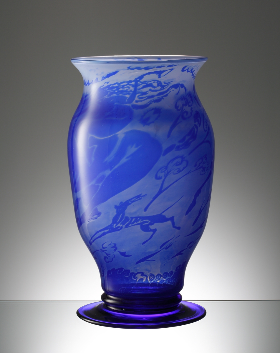 Graal nummer 441, formgiven av Simon Gate. Anges som urna i arkivmaterialet från tiden.. Mönster bestående av en valkyria i mörkblått mot ljusblå botten.