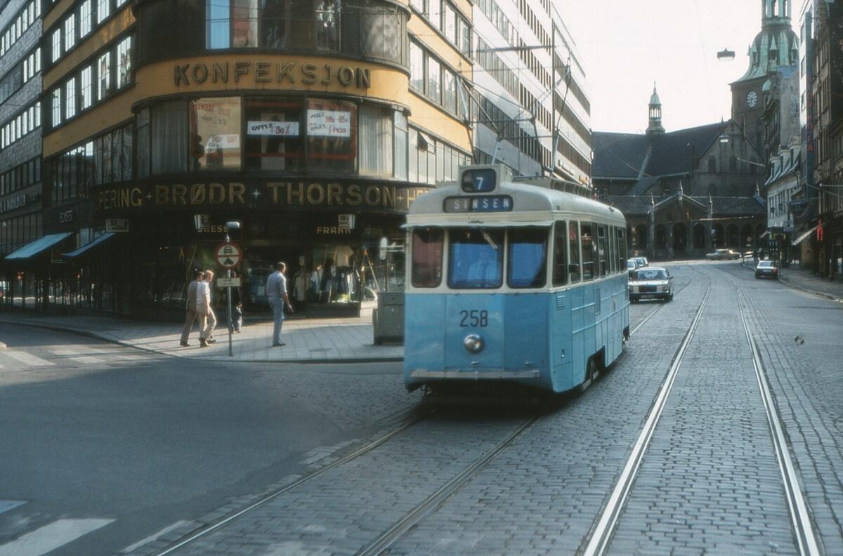 Oslo Sporveier, MBG nr. 258 linje 7. Eneste MBG med "full vegg" ved venstredøra. Bildet er tatt i Storgata i Oslo, og man kan se det som var en konfeksjons-butikk til venstre for trikken, som nå er Forex Bank og 7 Eleven.