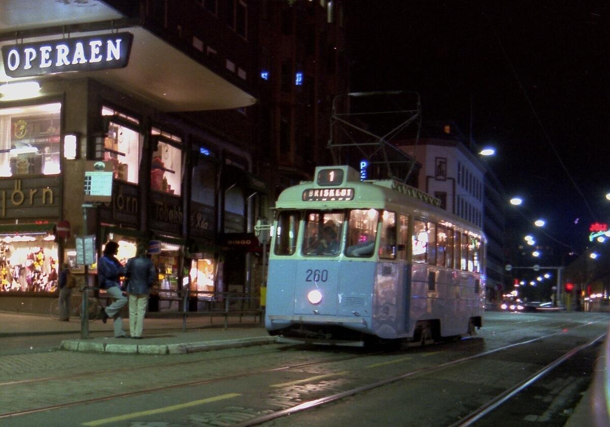 Oslo Sporveier, MBG 260 linje 1 kjørende forbi Operaen i Storgata. 