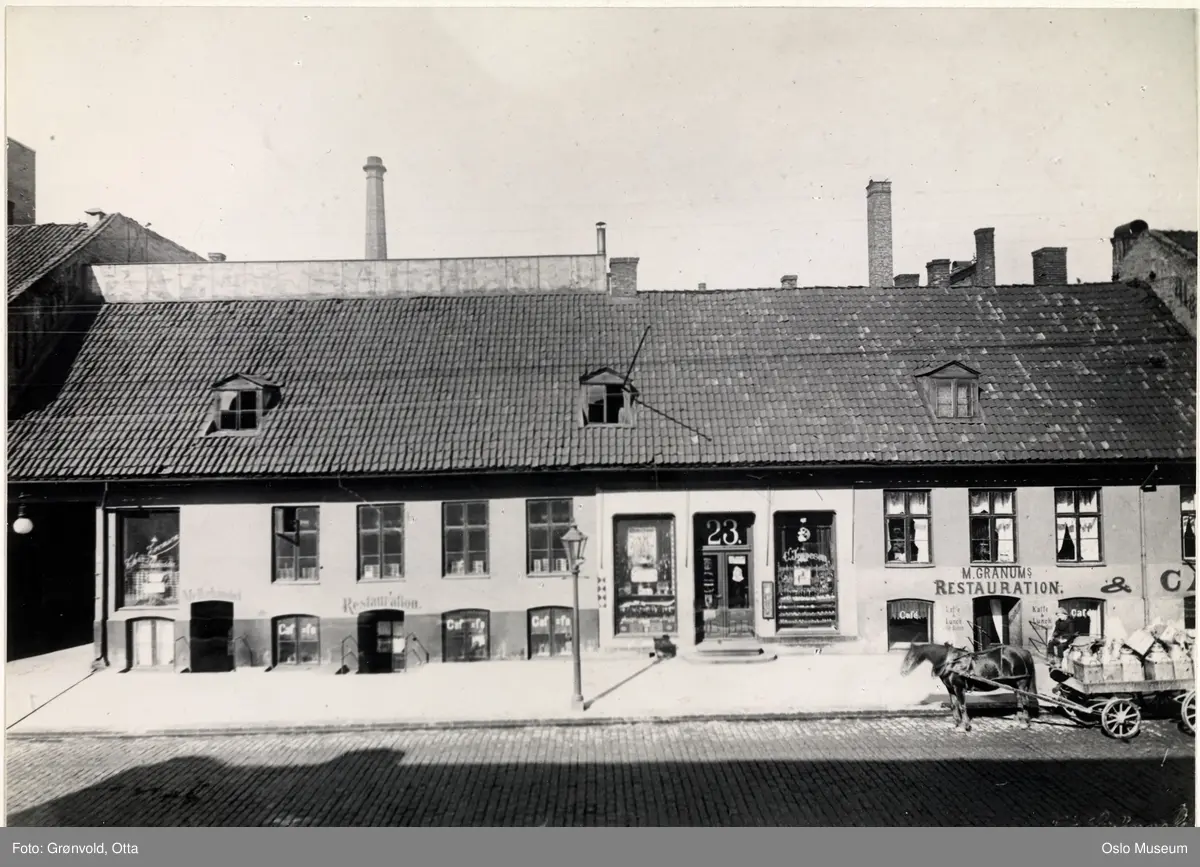 forretningsgård, Carl Jeppesens sigarforretning, M. Granums restaurant, hest, vogn, gutt