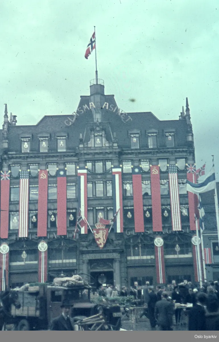 Stortorget mot Glassmagasinet under feiringen av frigjøringsdagene 1945.