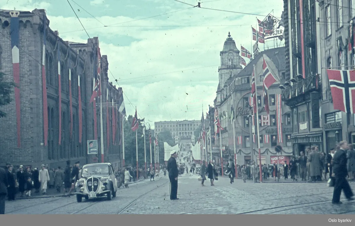 Karl Johans gate ved Stortinget under feiringen av frigjøringsdagene 1945.