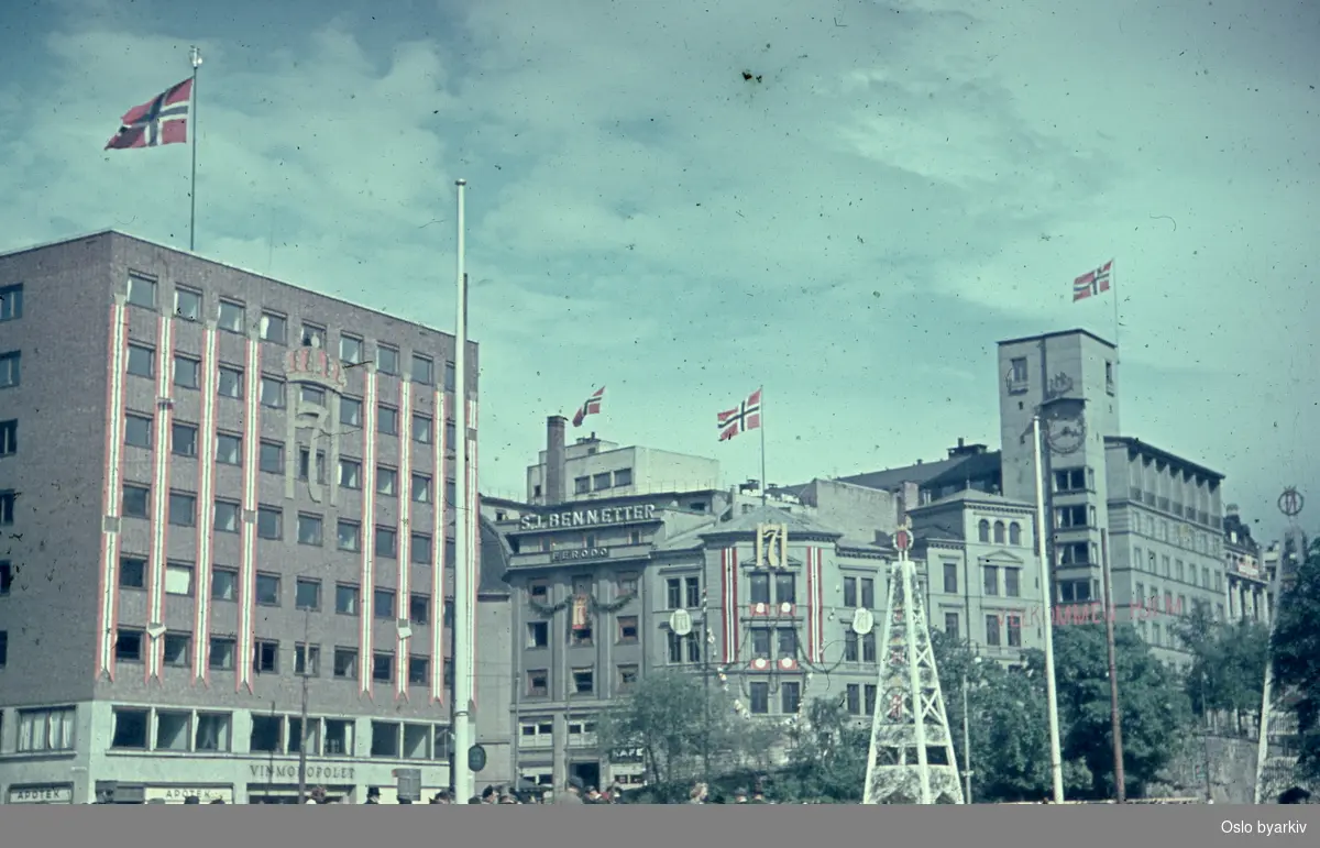 Rådhusplassen mot Tordenskiolds gate 12 og Rosenkrantzgate under feiringen av frigjøringsdagene 1945.