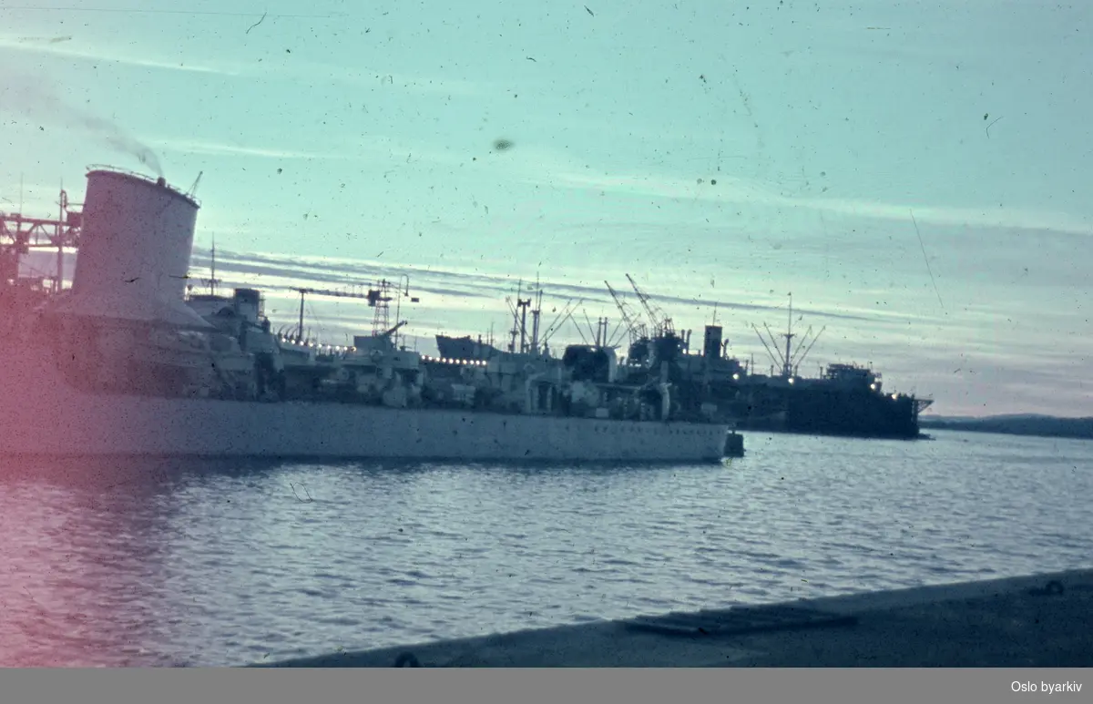 Krigsskip ved havnen utenfor Rådhuset under feiringen av frigjøringsdagene 1945.