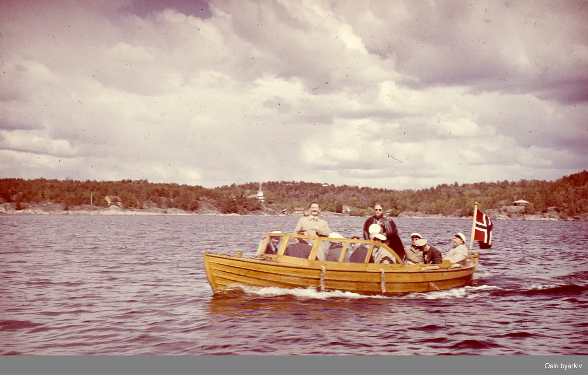 Menn på båttur. Trolig Sandefjord