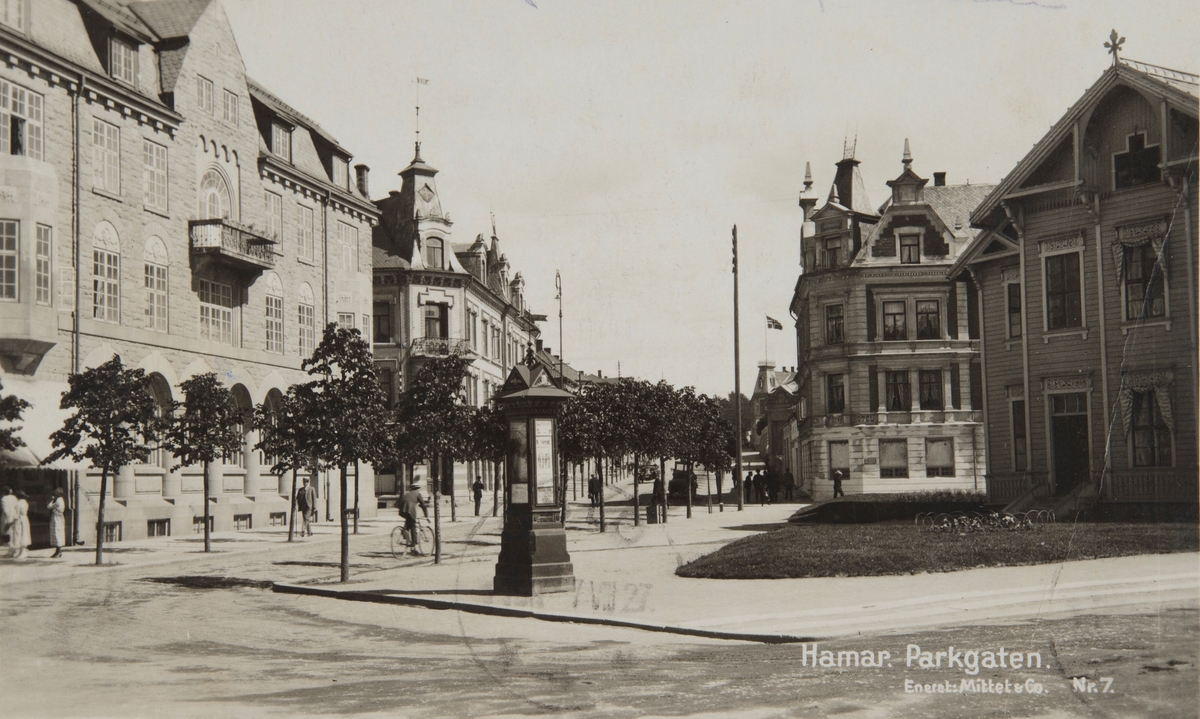 Postkort, Hamar, Parkgata, Jernbaneplassen, Vangs Sparebank, Singergården, stasjonsbygning nr 1 i jernbaneparken,