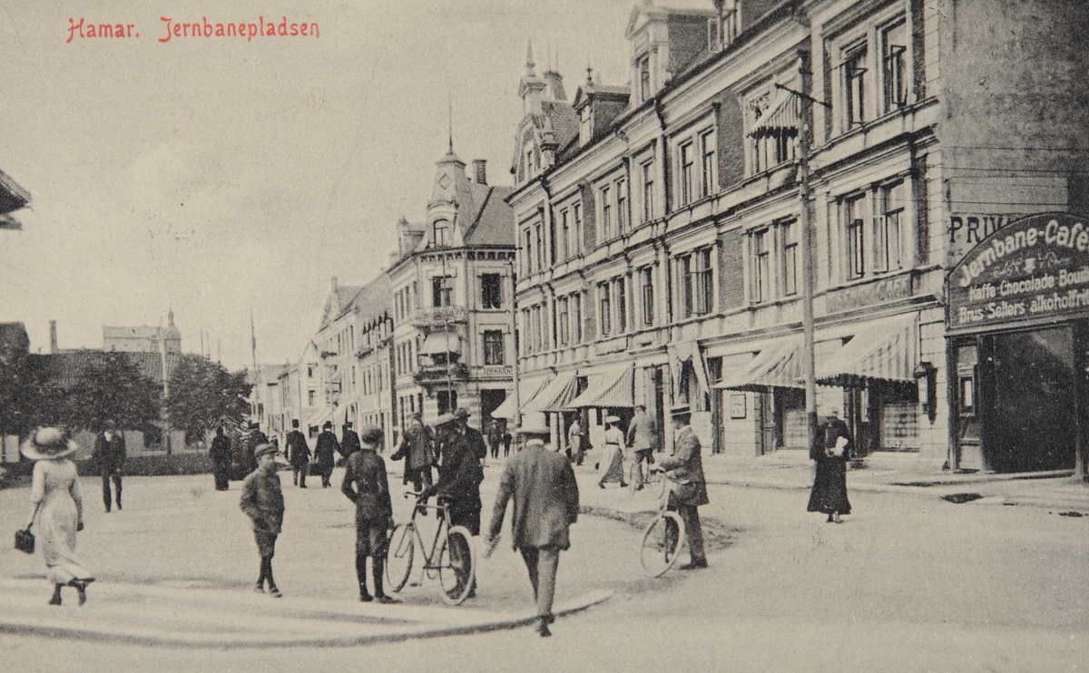 Postkort, Hamar, Jernbaneplassen, Torggata 11, Singergården, folk, sykkel, 
