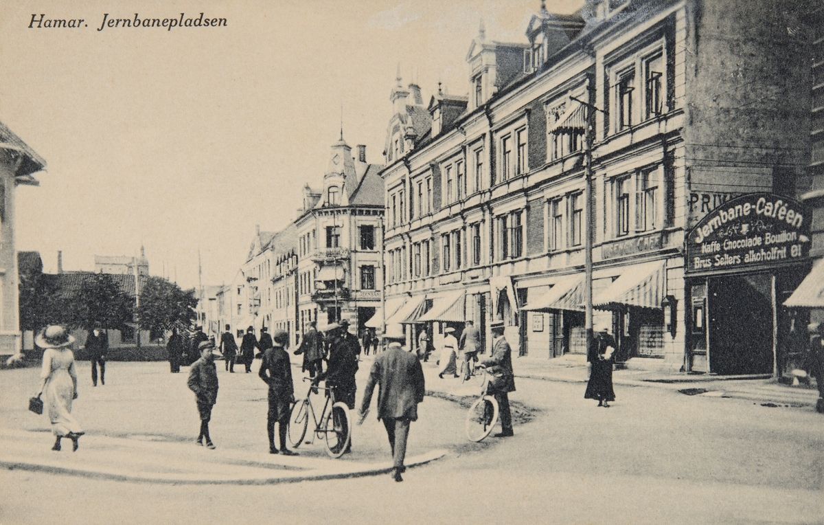 Postkort, Hamar, Jernbaneplassen, Torggata 11, Singergården, folk, sykkel, 
