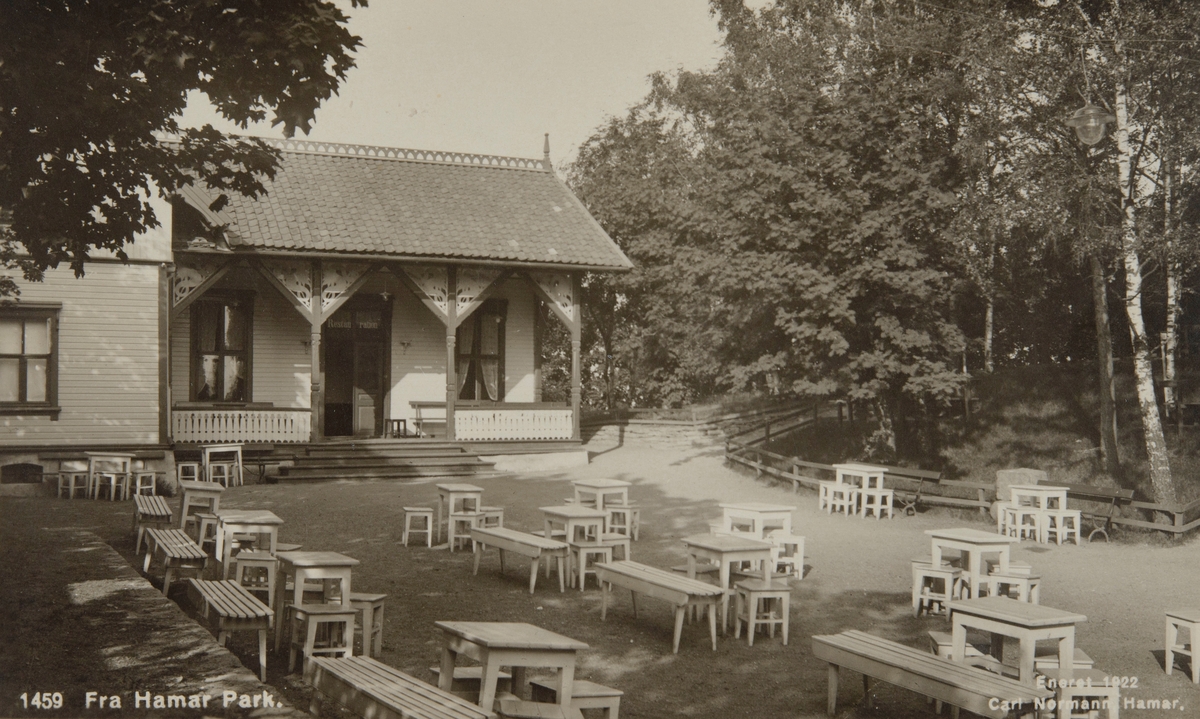 Postkort, Hamar Park, eksteriør restauranten, uteservering, bord og benker.
