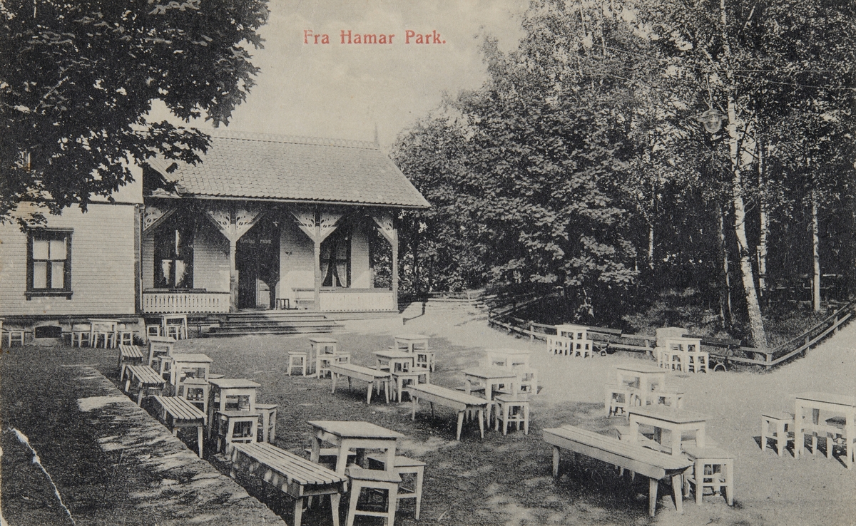 Postkort, Hamar Park, eksteriør restauranten, uteservering, bord og benker.