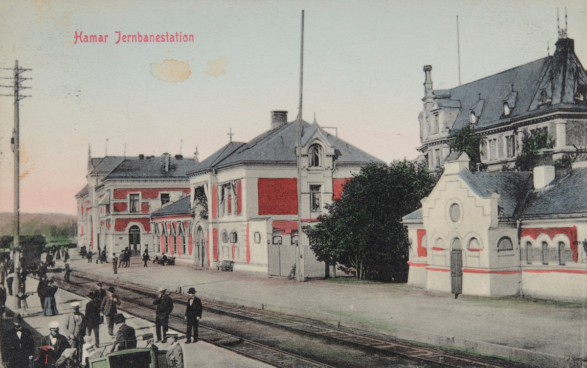 Postkort, Hamar jernbanestasjon, Jernbanerestauranten, reisende på perrongen,
