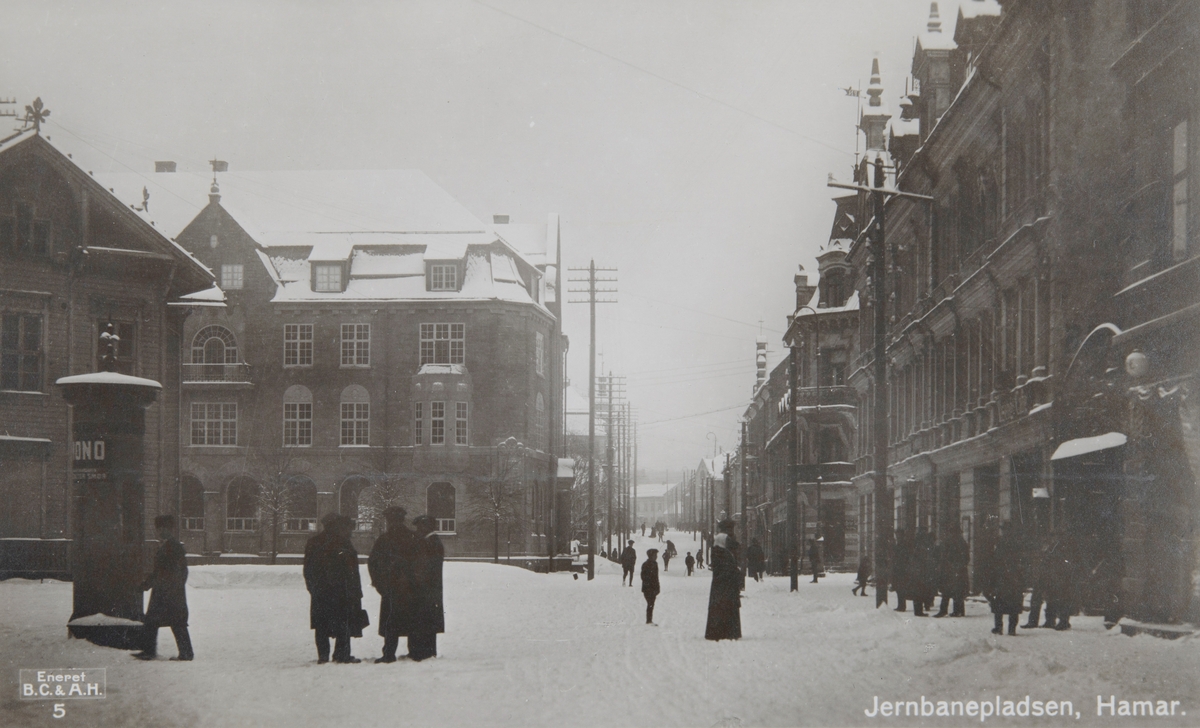 Postkort, Hamar, jernbaneplassen, Vangs Sparebank, Torggata 3, bygård, vinter,