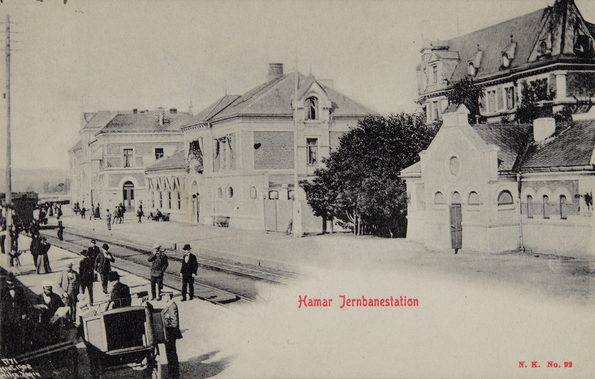 Postkort, Hamar jernbanestasjon, Jernbanerestauranten, reisende på perrongen,
