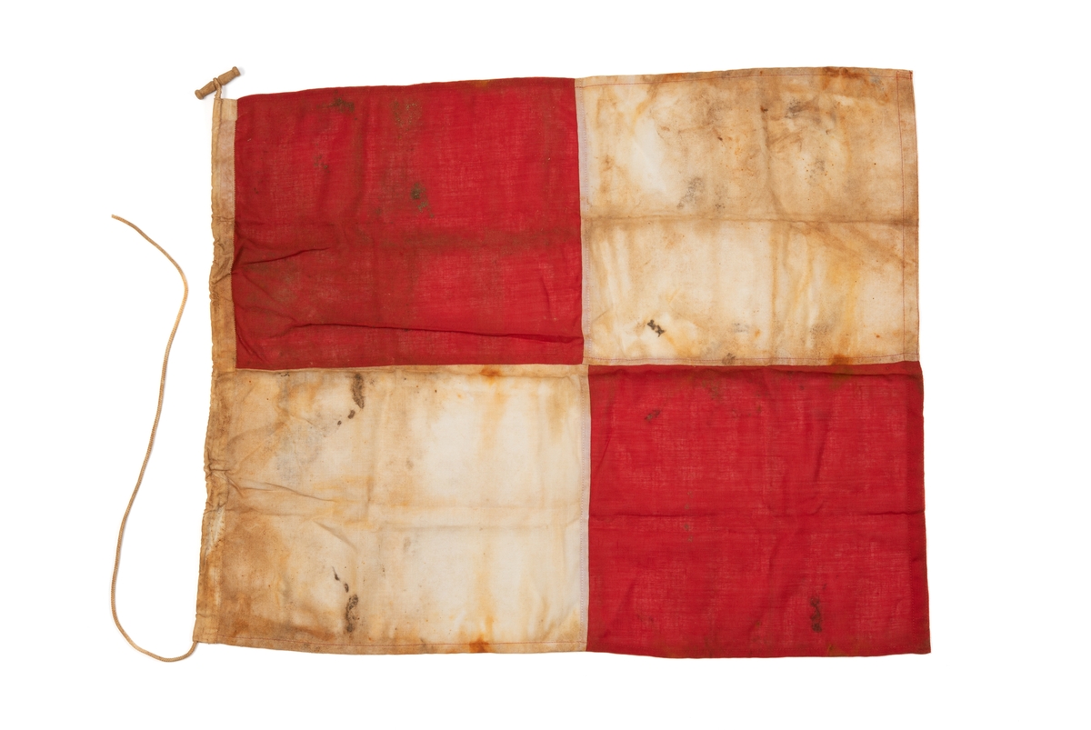 Maritimt signalflagg somble hentet ut fra riggen Alexander L. Kielland i forbindelse med snuingen i 1983. Flagget symboliserer bokstaven "U" og melder om fare.