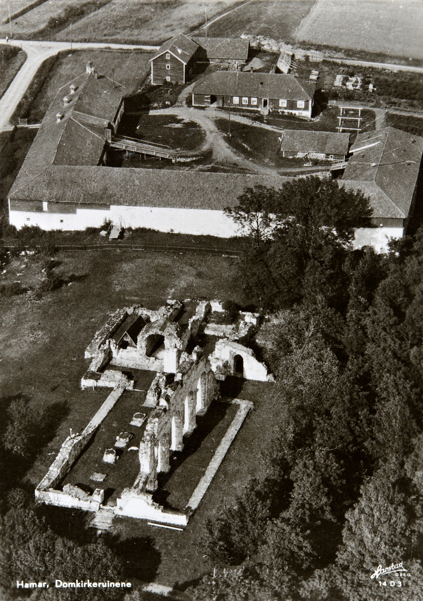 Postkort, Hamar, flyfoto over Domkirkeruinen og Storhamarlåven, drengstue og stabbur, låven før restaurering med låvebruer og vognskjul i Borggården,  

