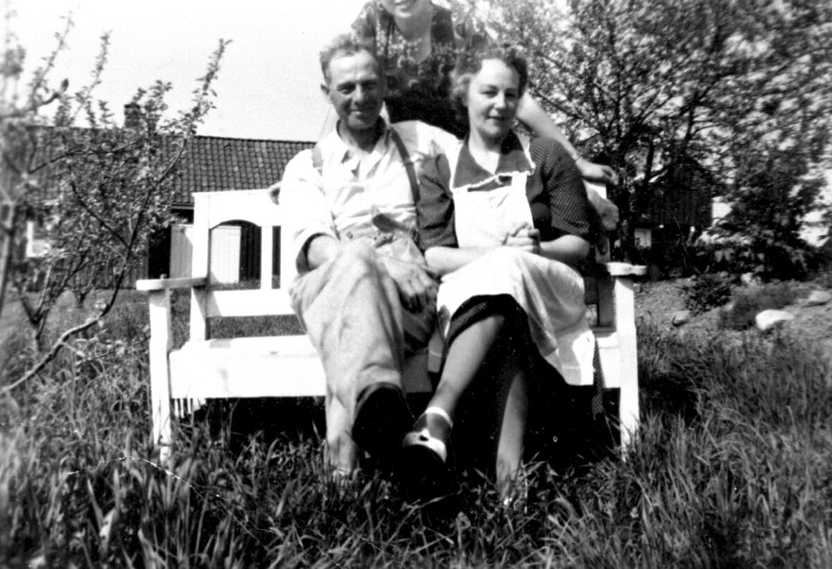 Et par på en benk i hagen, Olav Hem med sin hustru Sigrid (Krakvik) Hem, på Hem, gård