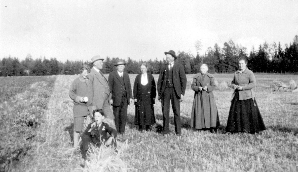 På jordet på Bakstevål, gård, oppstilt gruppebilde, folk på gården, hatt, kjole, dress