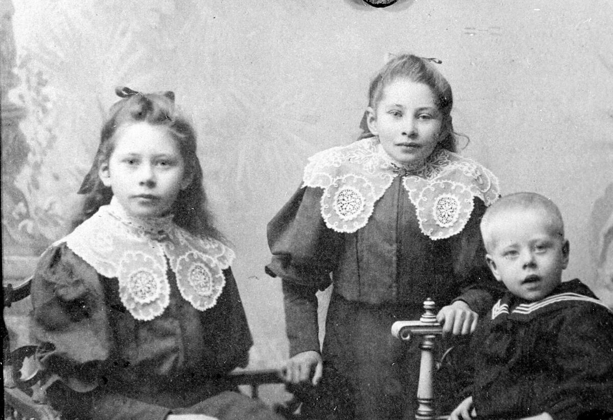 Tre søsken hos fotografen, Lovise, Marie og Hans Sundseth, barn, blondekrage, matrosdress, oppstilt gruppebilde