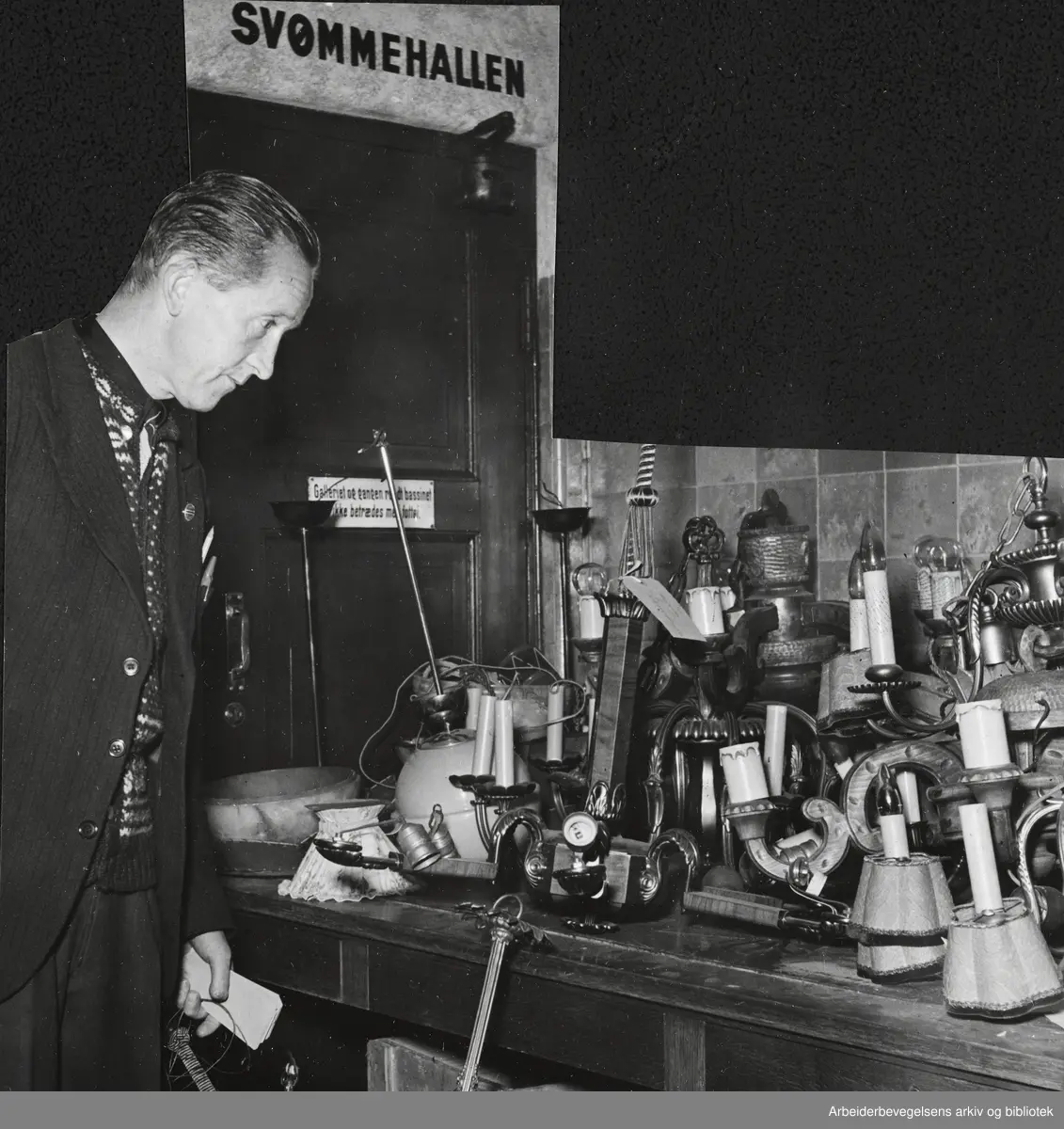 Utstilling av hittegods og løsøre på Bislett bad. September 1945.