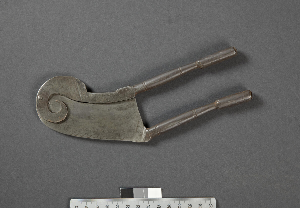 Saks. Brukes til å skjære arekanøtter (Areca catechuti) med og brukes utelukkende av hinduer. Santalistan.
<ENG>Guakatrop' cahu, a kind of scissors used for cutting areca nuts (Areca catechuti); only used by Hindus. Santalistan.</ENG> 
<SAT>Guạkaṭroṕ, guạ jaṅ kạpciy kạpci. Eken Hinduko bebohara. Santalistan.</SAT>
<OLCK> ᱜᱩᱣᱟᱹ ᱠᱟᱴᱨᱚᱵ, ᱜᱩᱣᱟᱹ ᱡᱟᱝ ᱠᱟᱴᱨᱚᱵ ᱠᱟᱹᱯᱪᱤ᱾ ᱮᱠᱮᱱ ᱦᱤᱱᱫᱩᱠᱚ ᱵᱮᱣᱦᱟᱨᱟ᱾</OLCK>