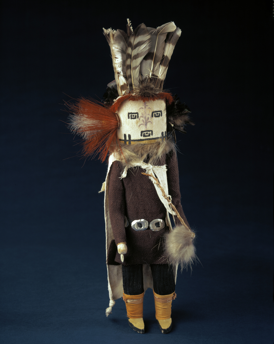 Fra hovedkatalogen: TIHU af en TASAB-(YEBITSAI)-KATCINA, 32 cm høi. Fra Hopi''erne, Oraibi, Arizona. Annmerkning i Hovedkatalogen: Se annmerkning katalognummer 13716.