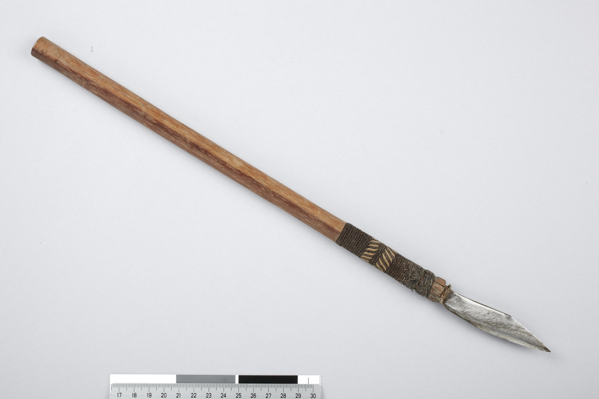 Fra Hovedkatalogen: Stor Kniv (atja) langt skaft med en bred mørk og lys rotangfletning, ingen utskjæringer. "Man''s knife, this is carried in the same "slire" as the great knife, parang." lengde 40.0cm Borneo Penihing