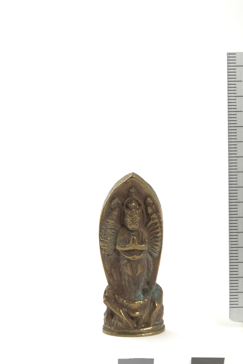 avalokitésvara (=avalokita); tallrike armer radiært ut fra kroppen. 2 hender holdes i namahkaramudra (håndstilling for bønn); den er særlig å finne ved avalokitésvara-figurer med 6-20 armer