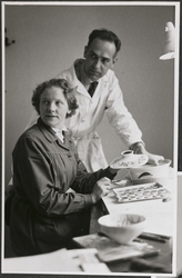 Inger Waage og Kaare Berven Fjeldsaa dekorerer lokket til et