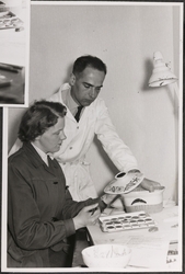 Inger Waage og Kaare Berven Fjeldsaa dekorerer lokket til et