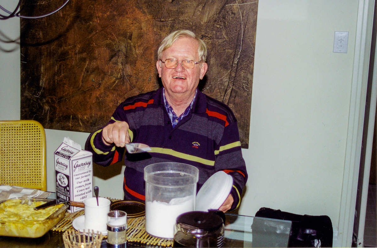 Hans Kristian Thorsrud som lager mat i USA hos nevøen sin i Detroit, oktober 2000.