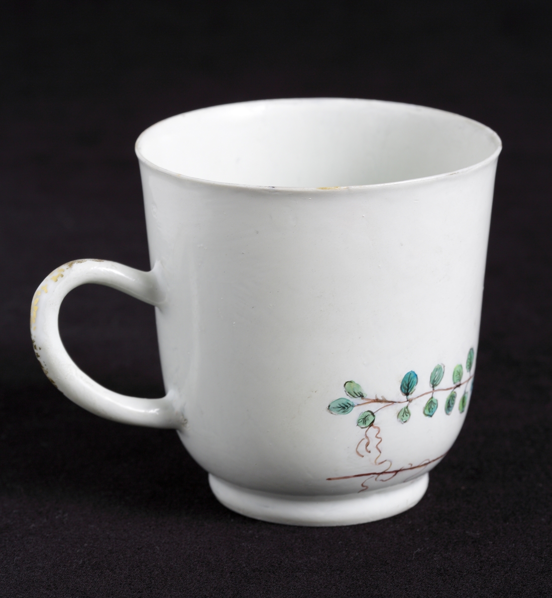 Kaffekopp med dekor av blommande linnéor i rosa och gröna nyanser runt om. 
Tillhörande tefat finns.

Inskrivet i huvudkatalog 1935.